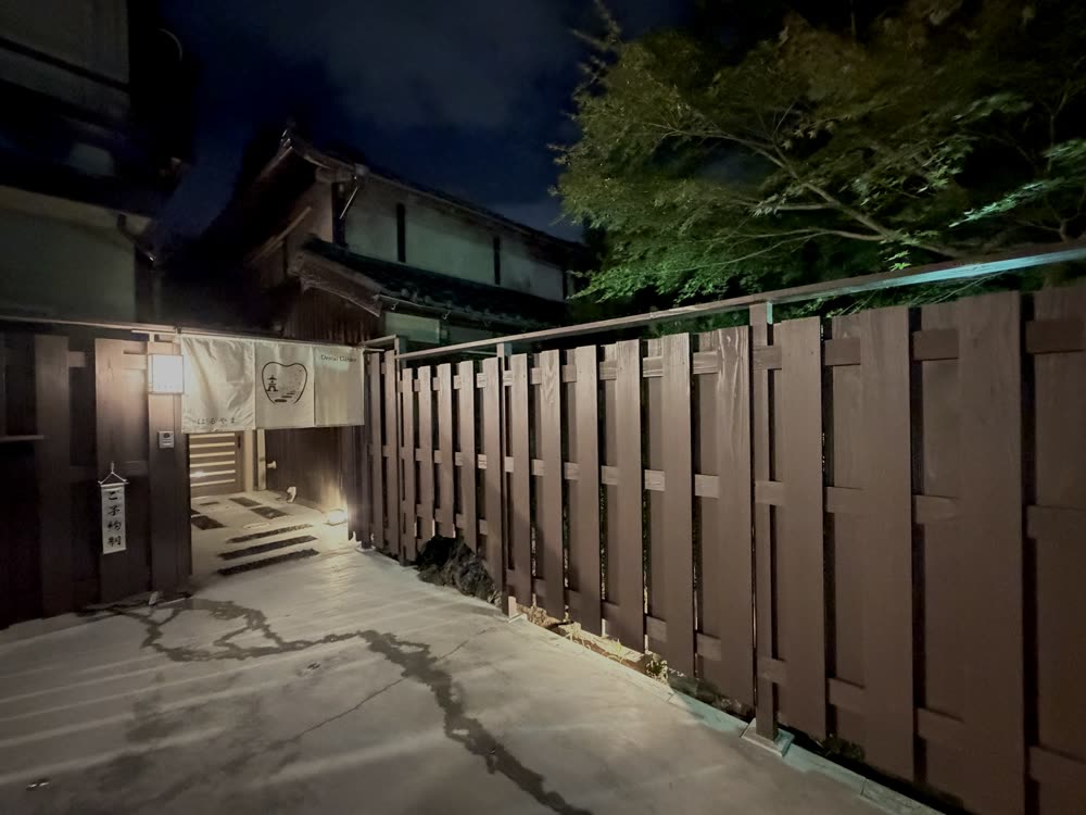 夜の外観